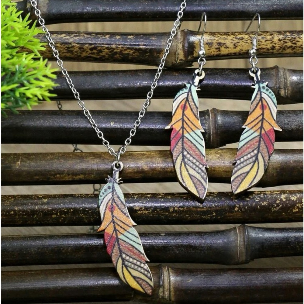 Feathered shape necklace and drop earrings